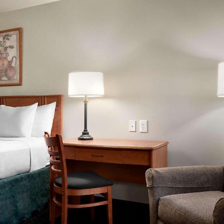 Travelodge By Wyndham Clinton Valley West Court Екстериор снимка