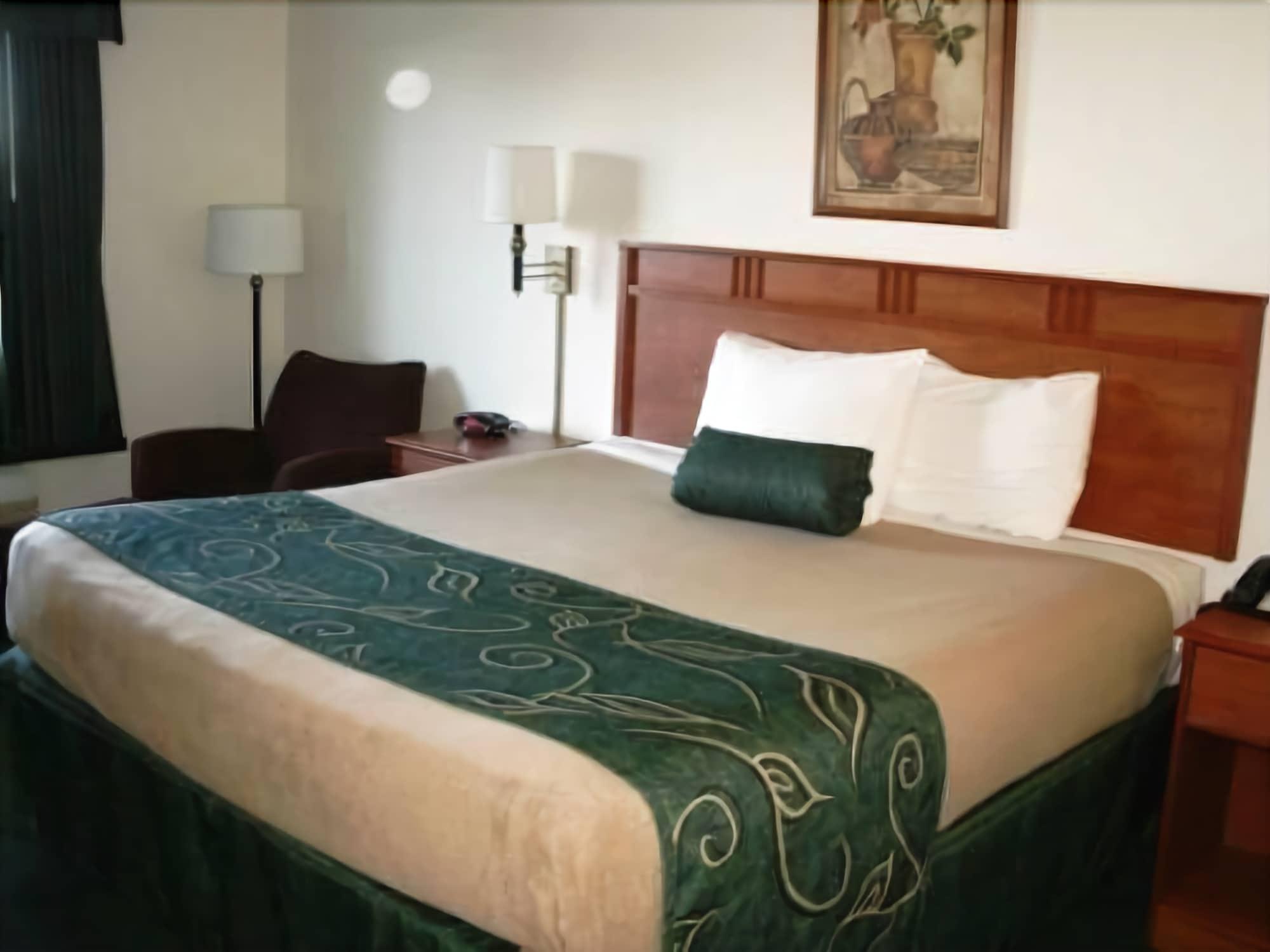Travelodge By Wyndham Clinton Valley West Court Стая снимка
