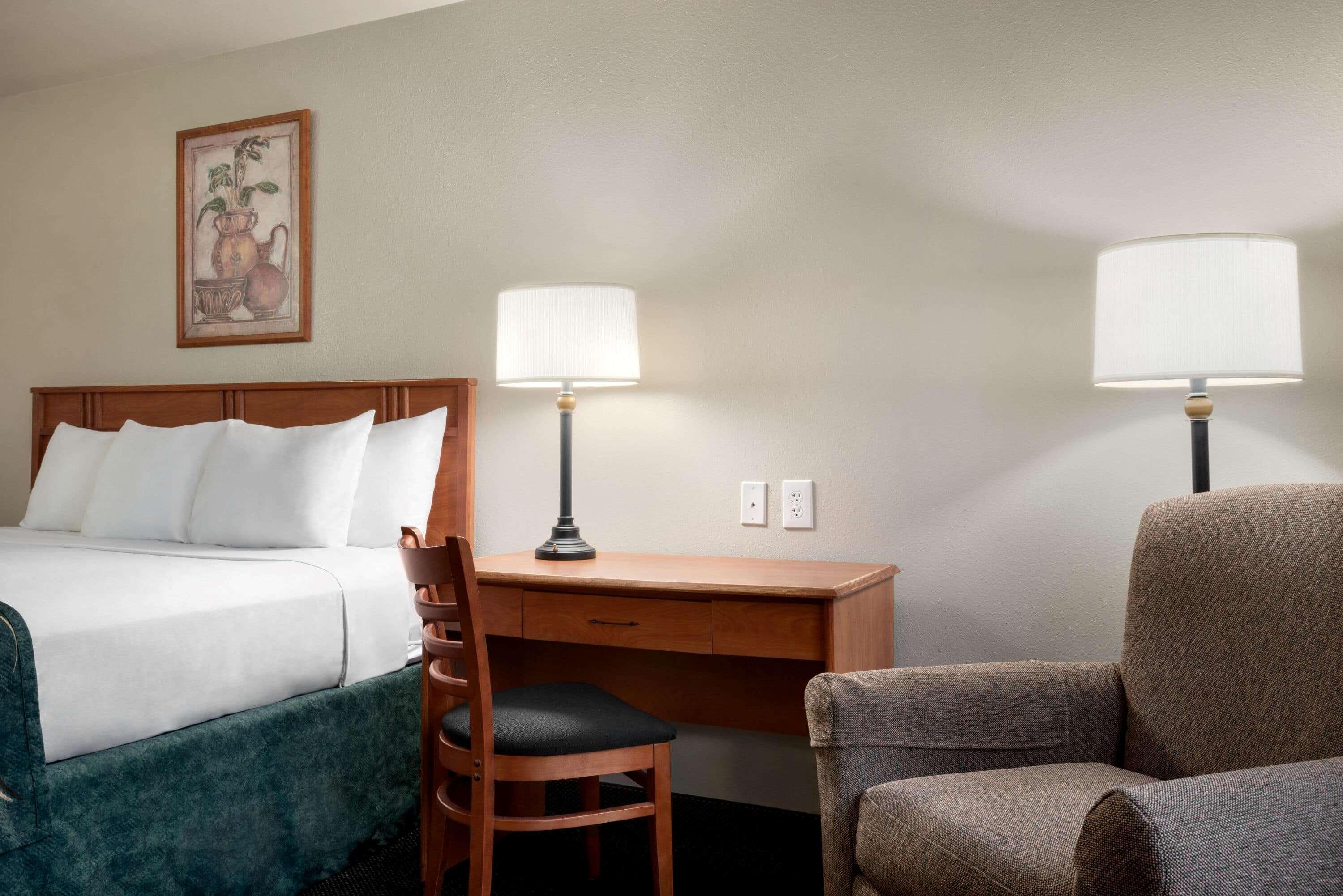 Travelodge By Wyndham Clinton Valley West Court Екстериор снимка