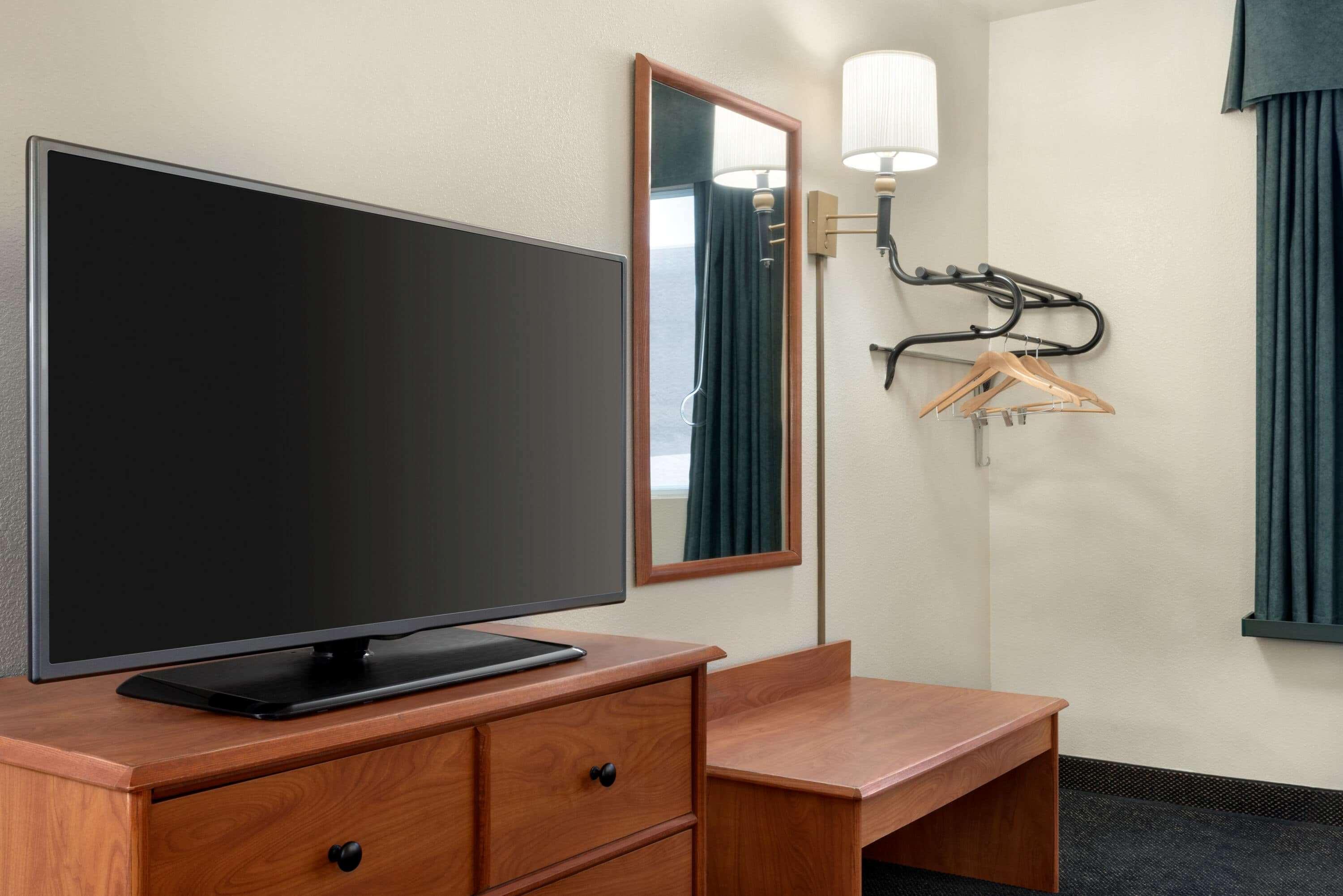 Travelodge By Wyndham Clinton Valley West Court Екстериор снимка
