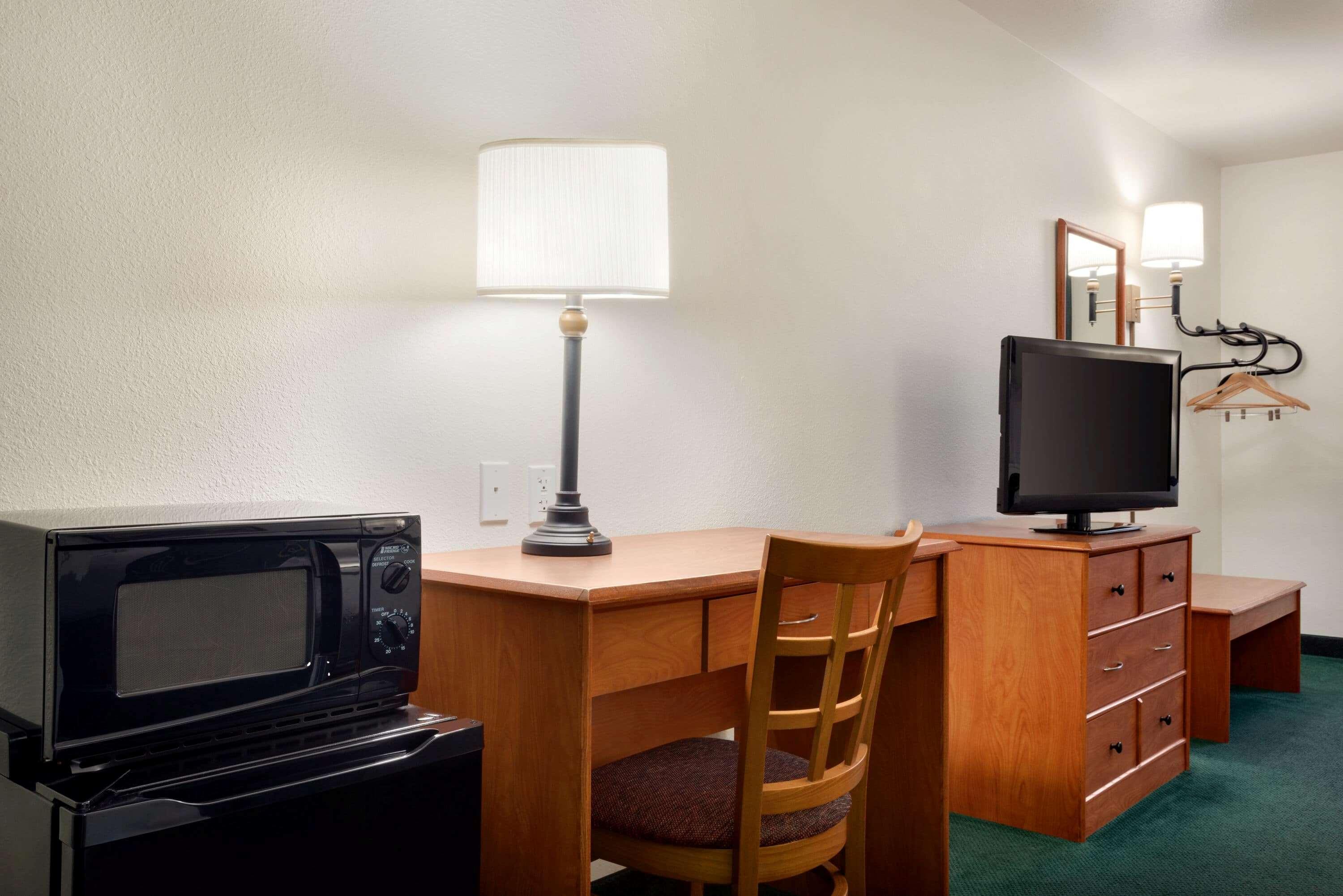 Travelodge By Wyndham Clinton Valley West Court Екстериор снимка