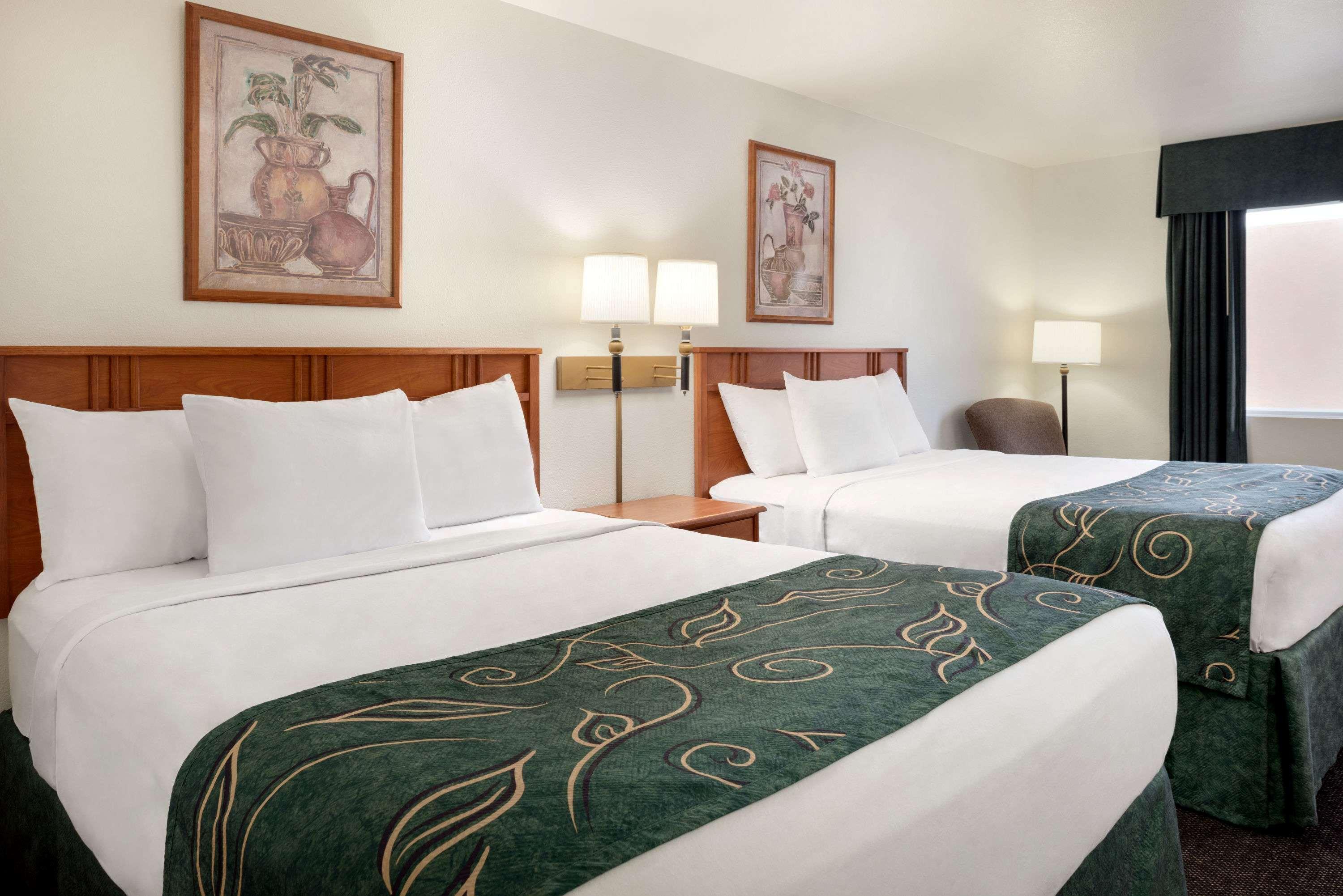 Travelodge By Wyndham Clinton Valley West Court Екстериор снимка