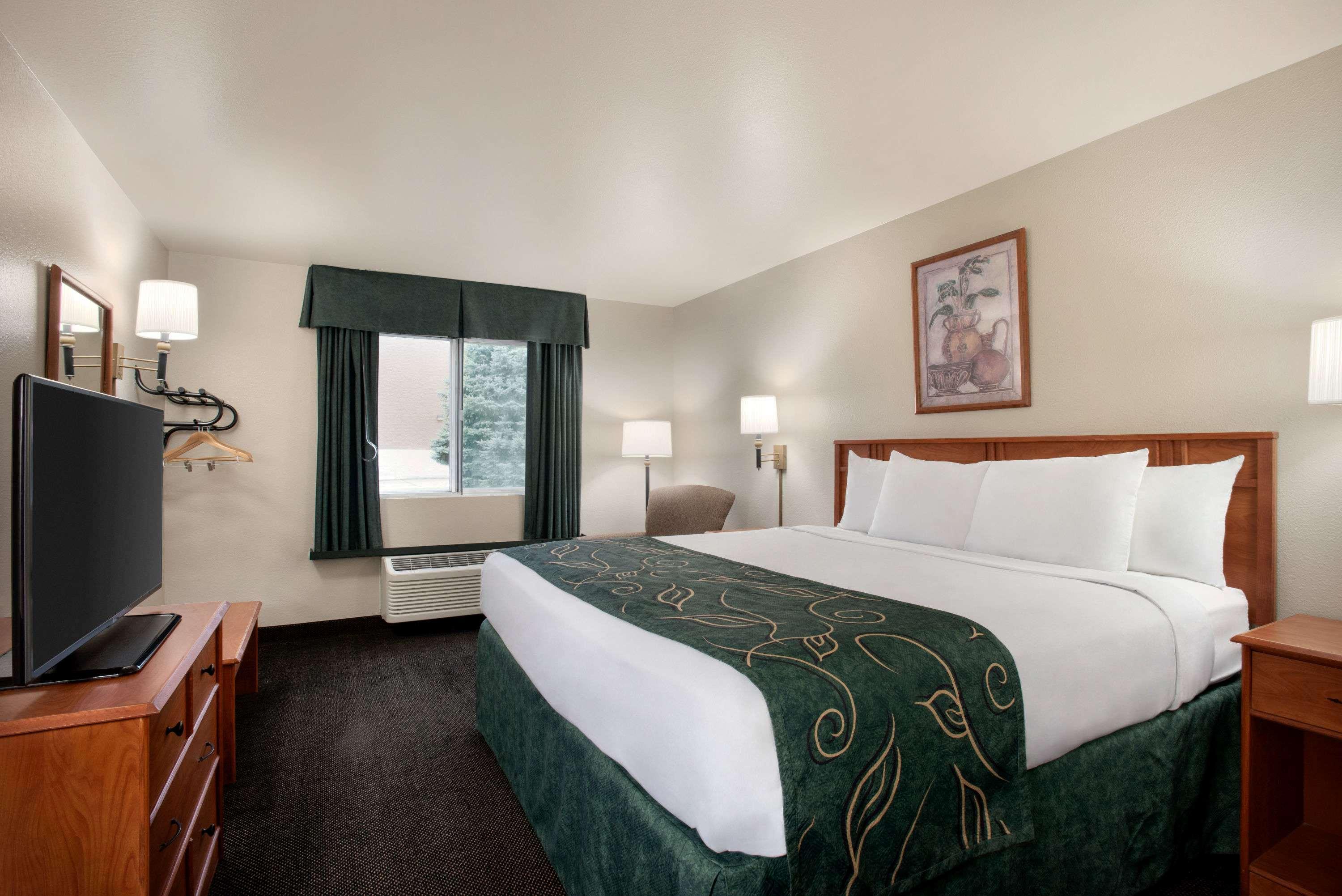 Travelodge By Wyndham Clinton Valley West Court Екстериор снимка