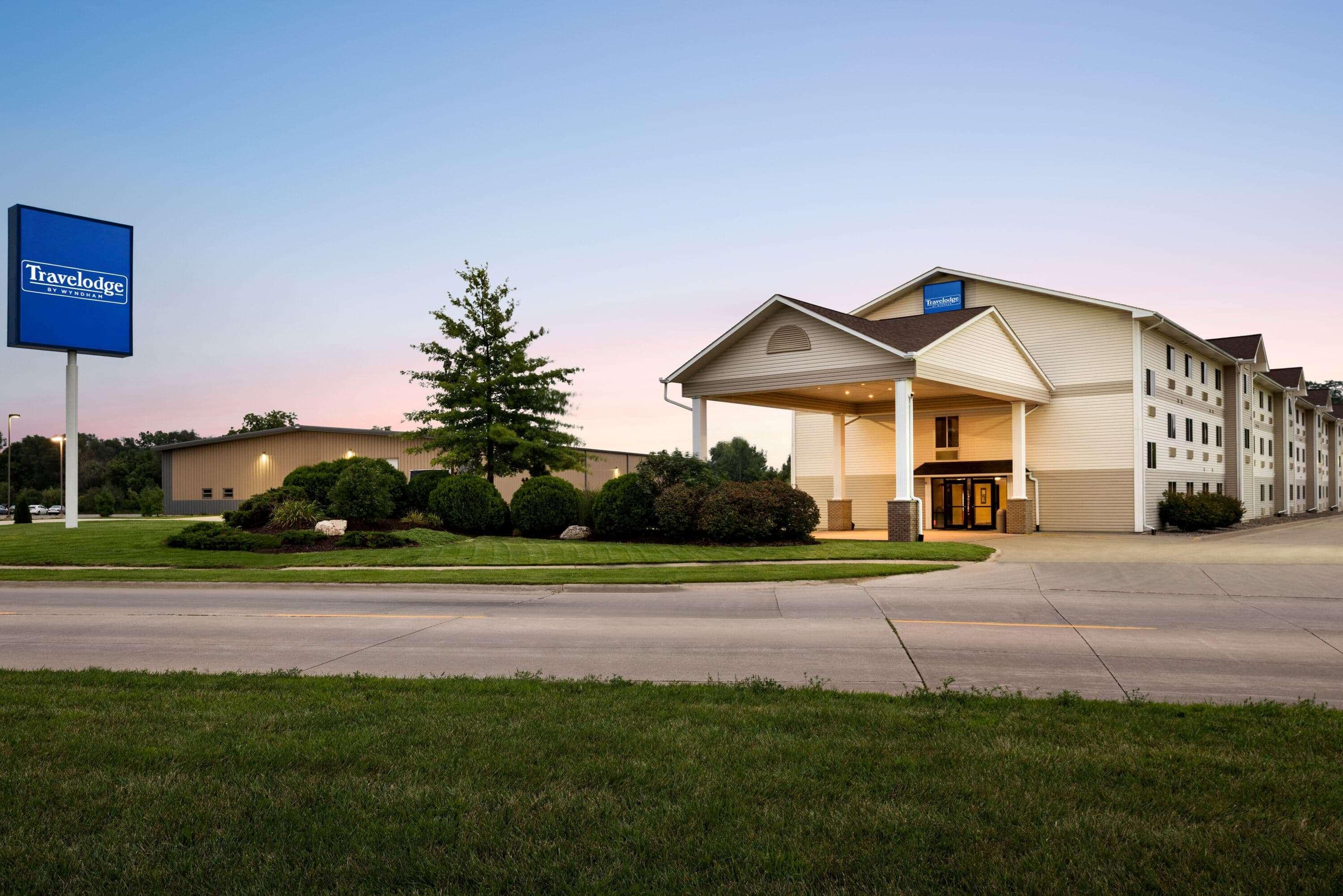 Travelodge By Wyndham Clinton Valley West Court Екстериор снимка