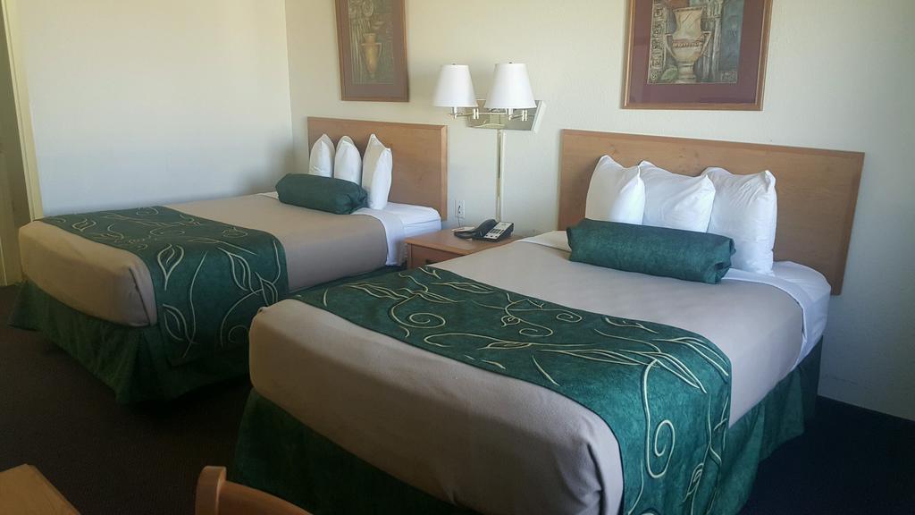 Travelodge By Wyndham Clinton Valley West Court Екстериор снимка