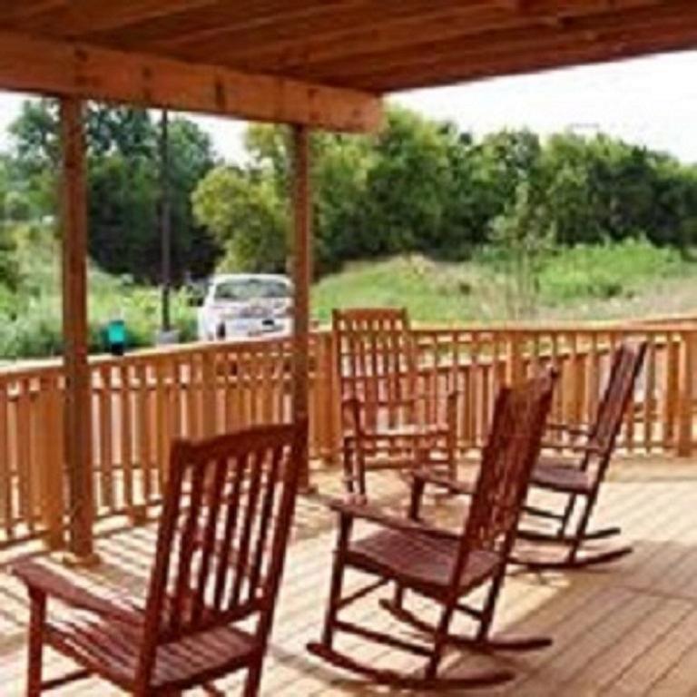 Travelodge By Wyndham Clinton Valley West Court Екстериор снимка