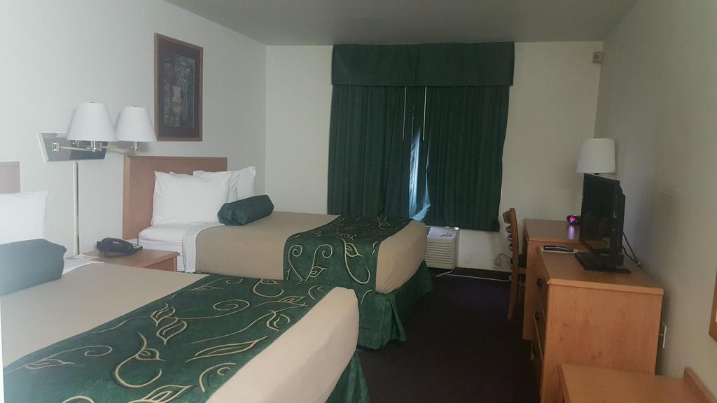 Travelodge By Wyndham Clinton Valley West Court Екстериор снимка