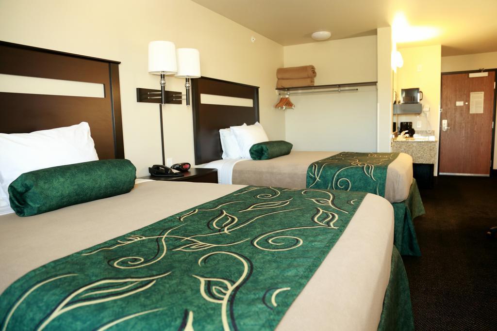 Travelodge By Wyndham Clinton Valley West Court Екстериор снимка