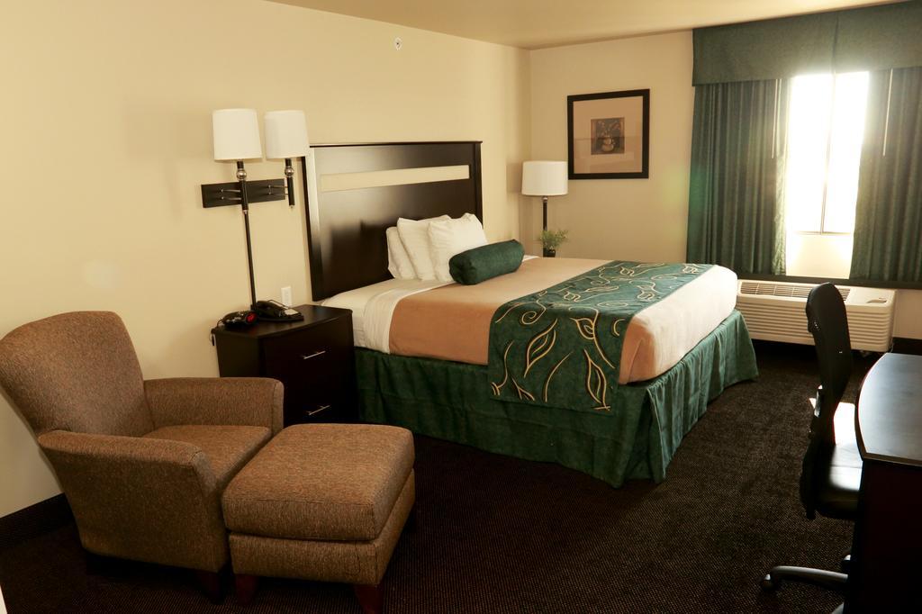 Travelodge By Wyndham Clinton Valley West Court Екстериор снимка